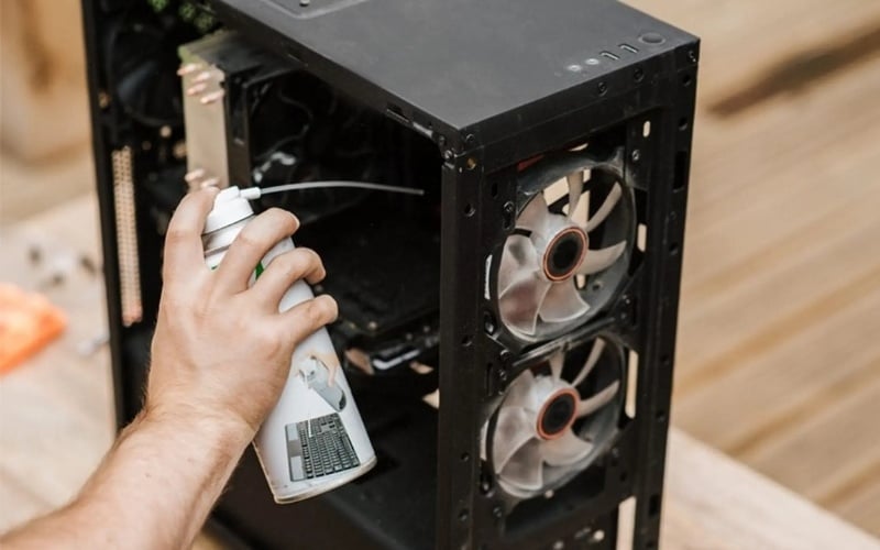 Làm sạch bụi bẩn bám trên quạt và các khe tản nhiệt