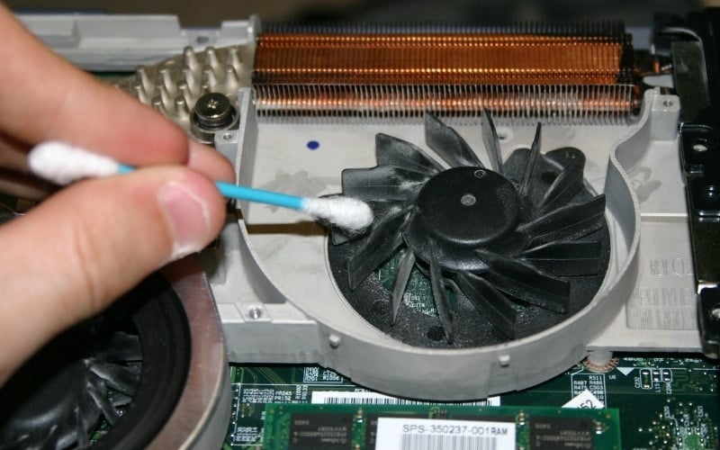 Vệ sinh tản nhiệt laptop định kỳ để kéo dài tuổi thọ pin laptop
