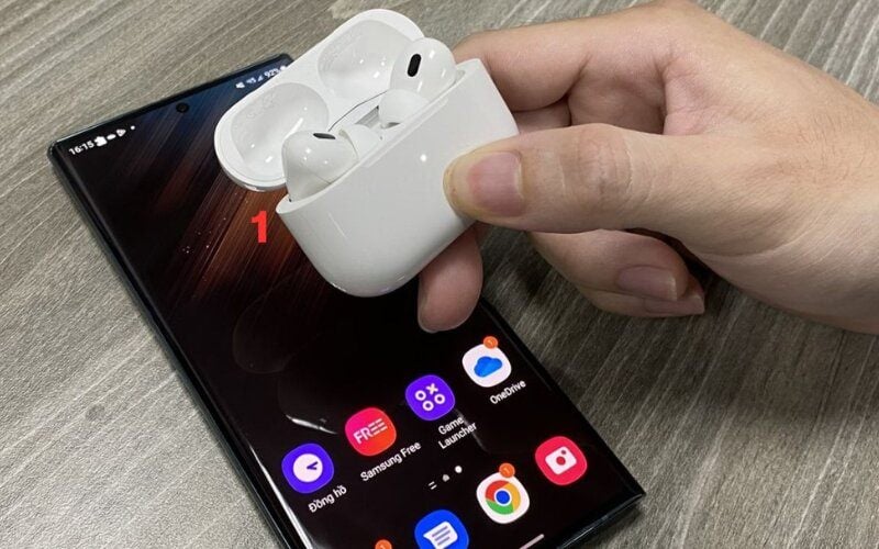 Nhấn giữ nút trên hộp sạc để bật chế độ ghép nối tai nghe Bluetooth