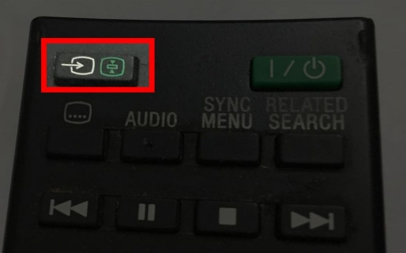 Trên điều khiển (remote) của tivi, bạn nhấn nút&nbsp;INPUT