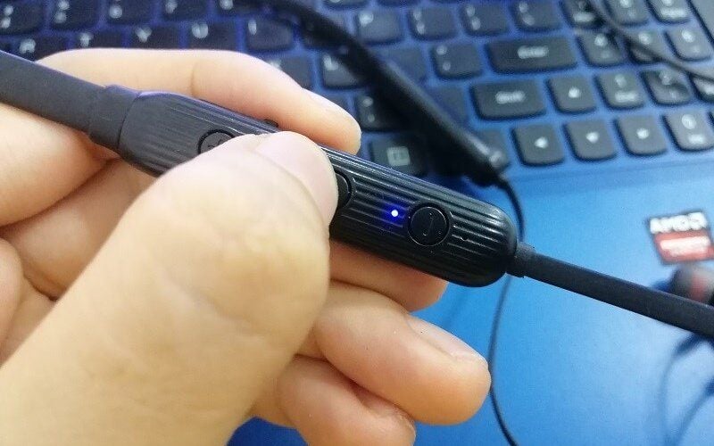 Mở nắp hộp sạc hoặc nhấn giữ nút cảm ứng/nút vật lý trên thiết bị để kích hoạt ghép nối