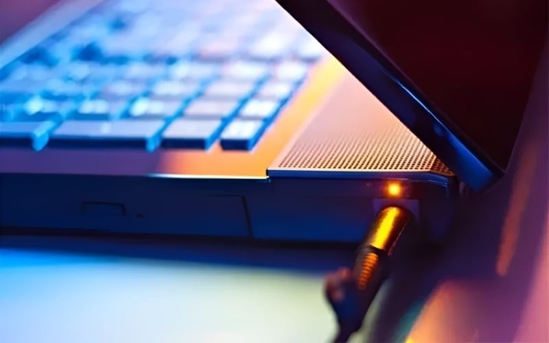 Đèn LED nằm bên cạnh jack cắm Adapter