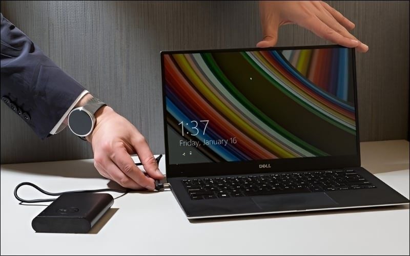 Rút sạc laptop khi đầy để&nbsp;di chuyển thuận tiện