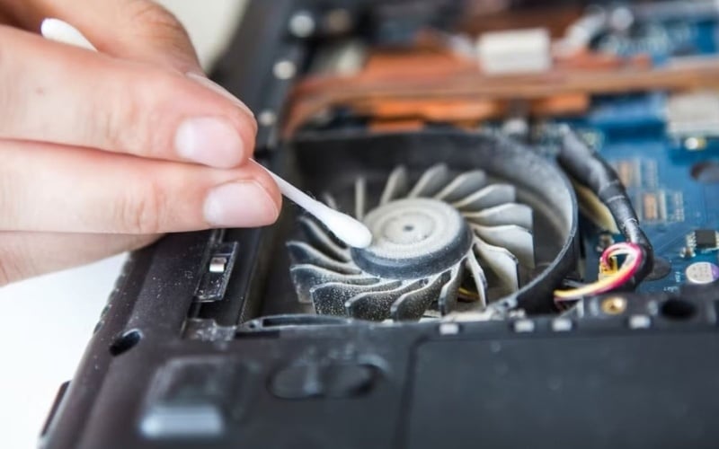 Làm sạch bụi bẩn ở quạt, các khe tản nhiệt