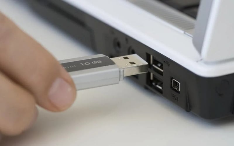 Tháo tất cả các thiết bị ngoại vi đang cắm vào laptop