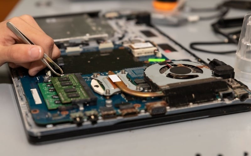 Nghi ngờ laptop gặp các lỗi phần cứng phức tạp thì hãy mang laptop đi sửa chữa