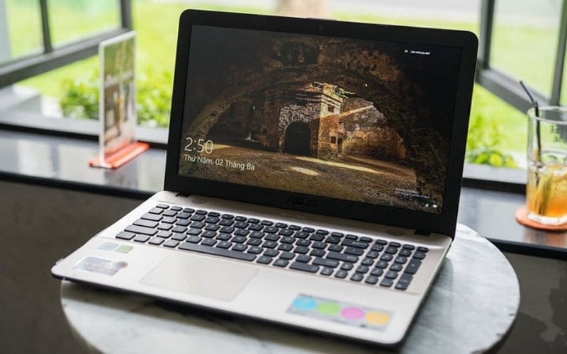 Đặt máy trên bề mặt phẳng, chắc chắn