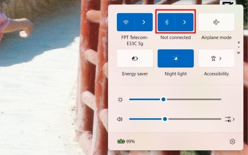 Click vào dấu mũi tên cạnh biểu tượng Bluetooth để hiển thị danh sách thiết bị