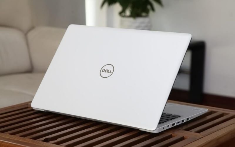 Laptop Dell thiết kế chắc chắn, vật liệu cao cấp, cảm giác đầm tay khi cầm