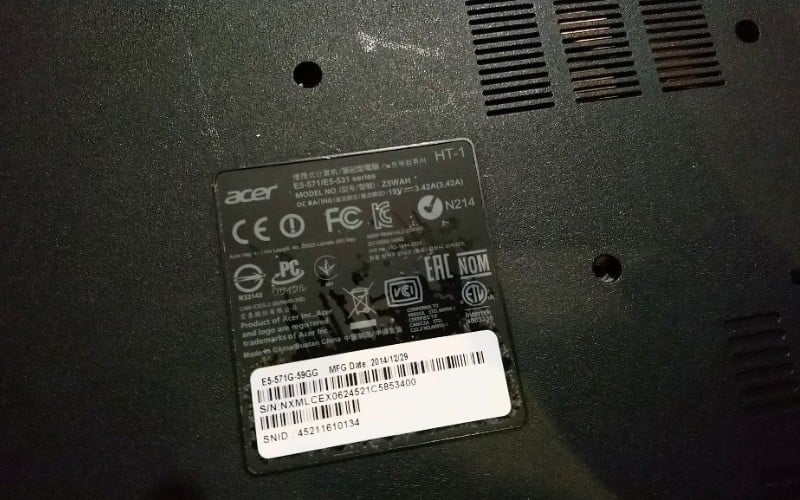 Kiểm tra tem thông số dưới đáy máy