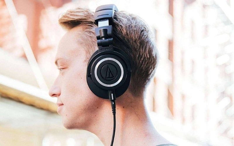 Thiết kế công thái học của tai nghe giúp người dùng thoải mái khi đeo trong thời gian dài
