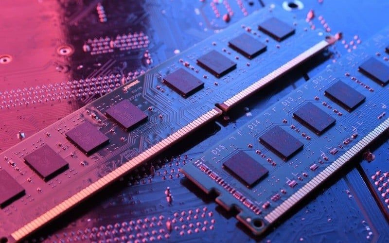 RAM  là bộ nhớ tạm thời của máy tính