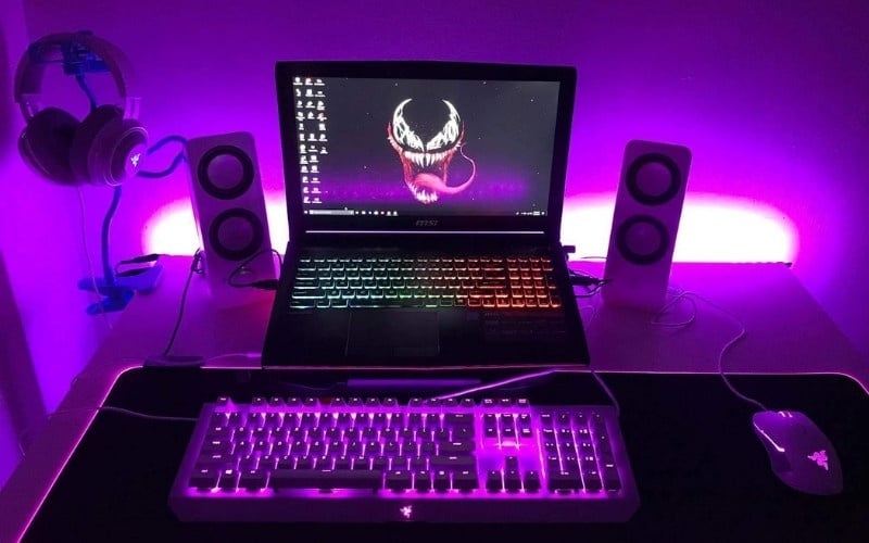 Tính năng USB Always-on hoặc Power-share bật, khiến máy vẫn cấp điện cho bàn phím cơ có đèn