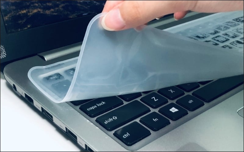 Dùng tấm phủ silicon để ngăn chặn hiệu quả bụi bẩn và chất lỏng lọt vào các khe phím