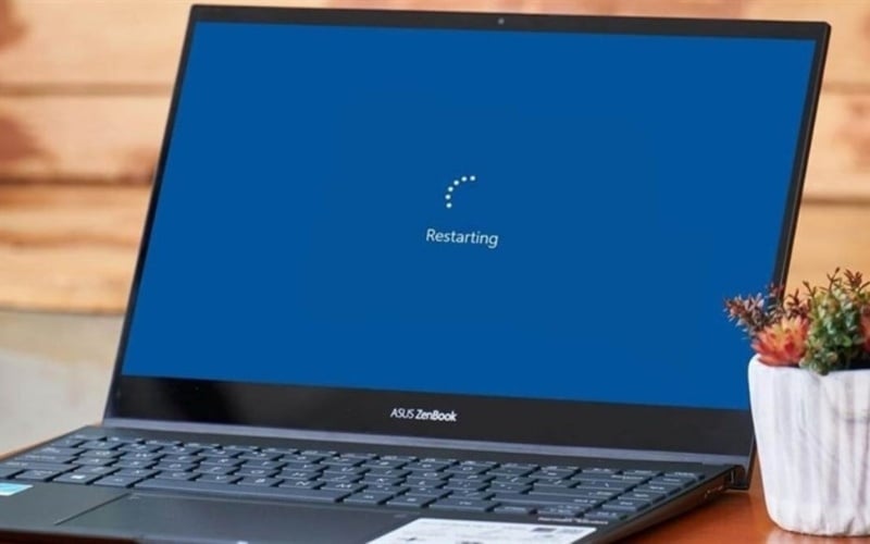 Khởi động lại (Restart) laptop