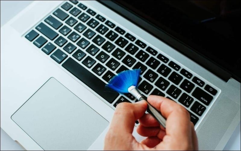 Vệ sinh bàn phím bằng cọ mềm để tránh kẹt bụi bẩn làm hỏng phím