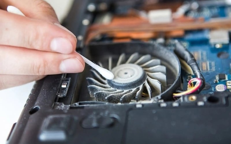 Vệ sinh máy định kỳ mỗi 6 tháng để hệ thống tản nhiệt hoạt động tốt