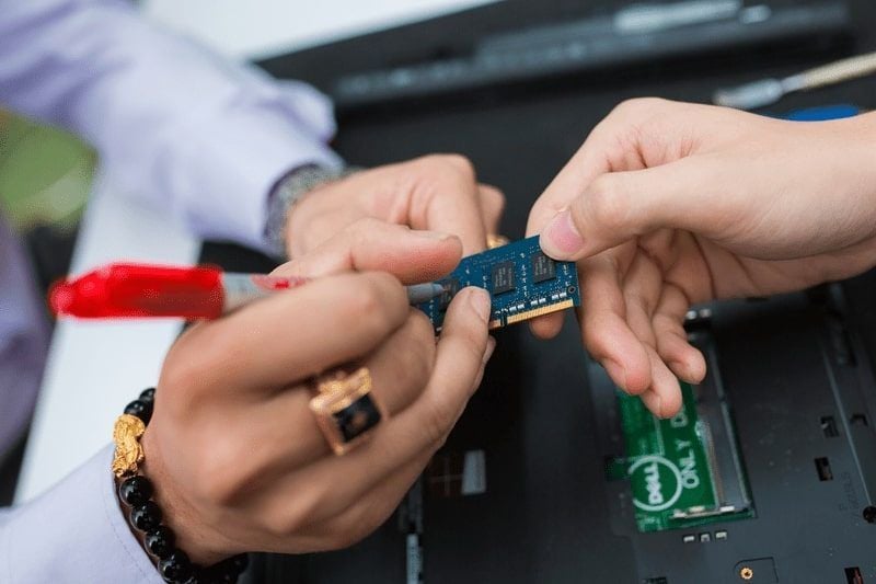 mở máy tính, laptop không lên màn hình