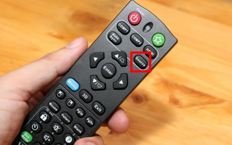 Nhấn nút Source&nbsp;trên điều khiển máy chiếu để chọn cổng kết nối