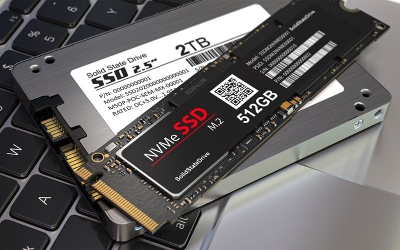 SSD là ổ lưu trữ thể rắn, dùng chip nhớ để ghi dữ liệu thay vì đĩa quay cơ học như HDD
