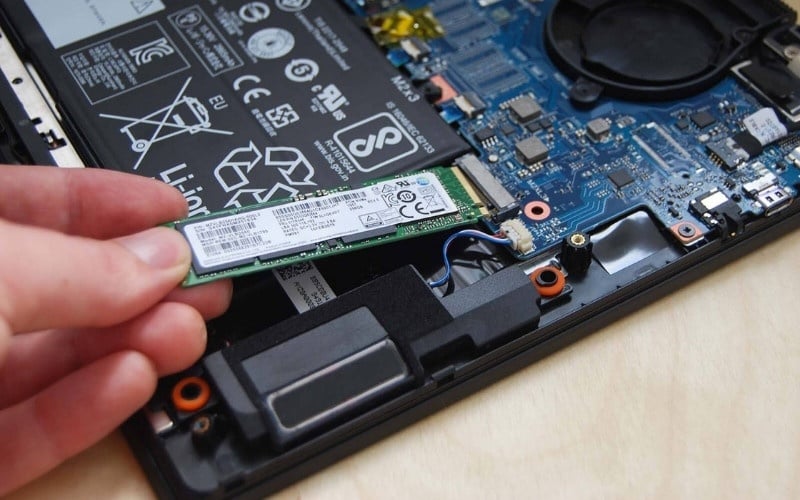 Nếu có khe M.2, cần kiểm tra rõ máy hỗ trợ M.2 SATA, M.2 NVMe hay cả hai