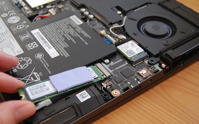 Đối chiếu lại thông tin từ hãng, hình ảnh SSD bên trong máy trước khi mua