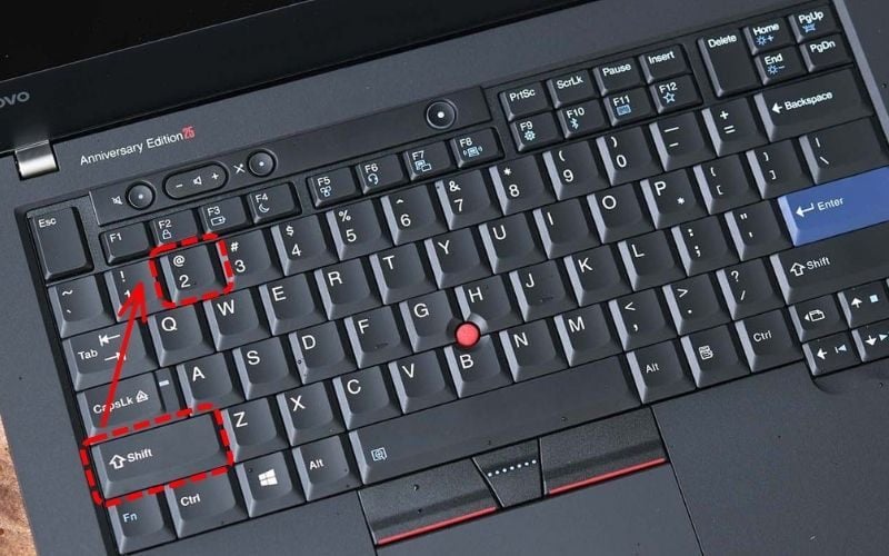 Nhấn và giữ phím Shift, sau đó nhấn tiếp phím 2