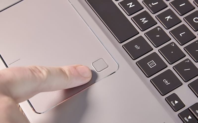 Cảm biến vân tay được tích hợp sẵn&nbsp;trên&nbsp;Touchpad
