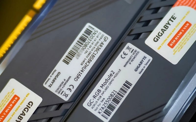 Tìm S/N trên tem dán ở mặt sau (backplate) của VGA