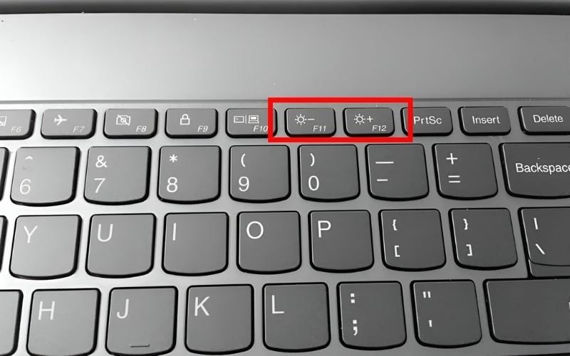 Ấn tổ hợp phím Fn + F11/F12 để điều chỉnh độ sáng trên laptop Dell