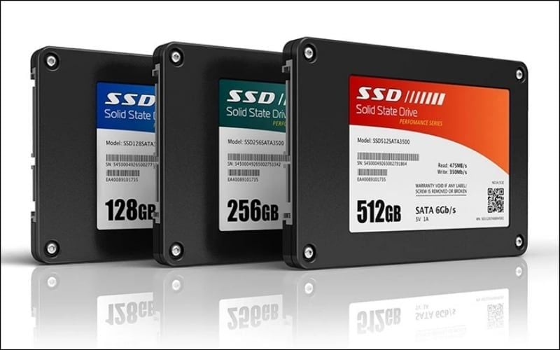 SSD là ổ lưu trữ dùng chip nhớ, nhanh hơn, êm hơn và bền hơn ổ cứng HDD
