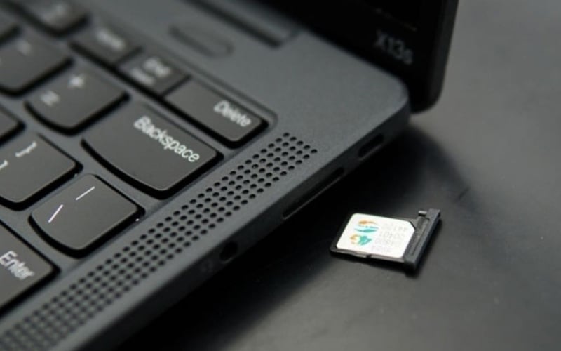 Bạn chỉ cần lắp SIM đã có data vào đúng khay SIM trên laptop