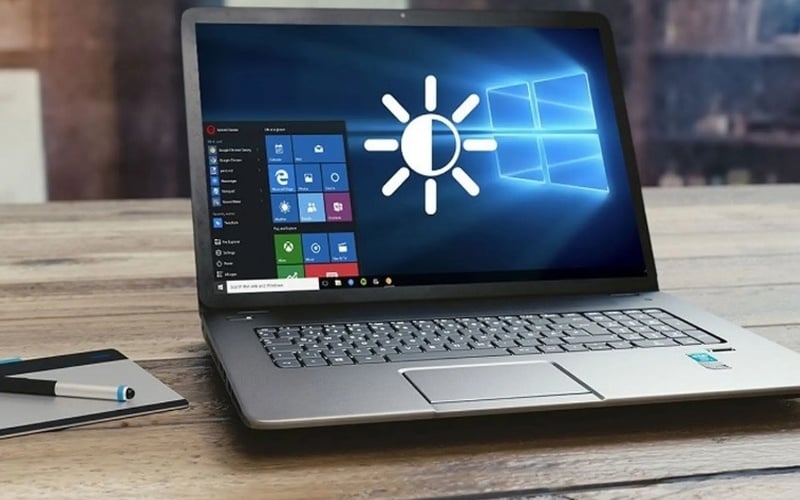 Tăng sáng màn hình laptop để mã dễ nhận hơn