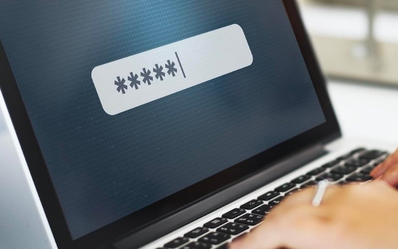 Đặt mật khẩu laptop tránh rò rỉ tài liệu công việc, hình ảnh cá nhân,...