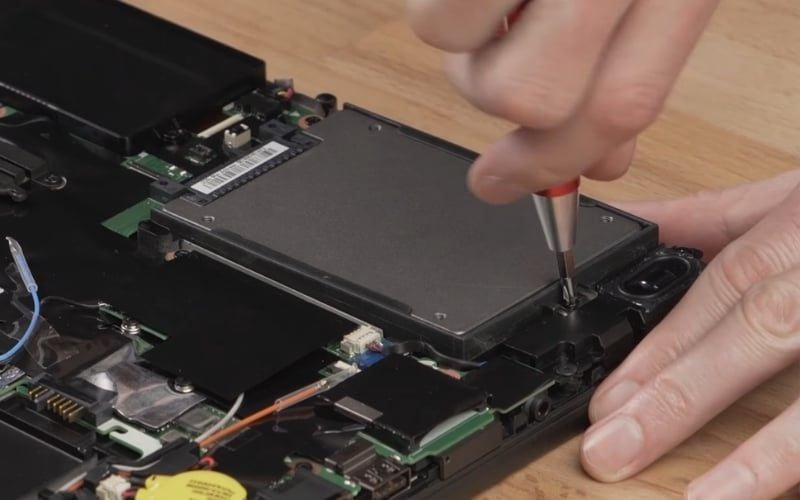 Tháo các ốc vít đang cố định khay 2.5 inch vào khung máy