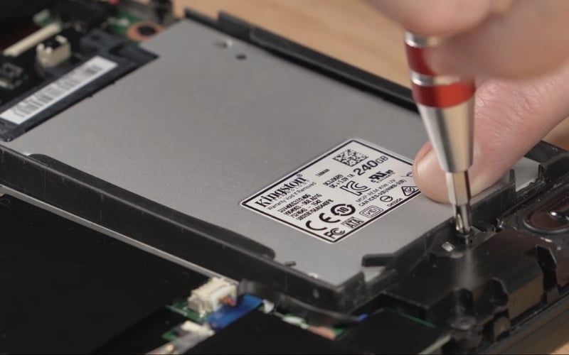 Đặt ổ cứng vào đúng vị trí và&nbsp;vặn chặt ốc khay bảo vệ