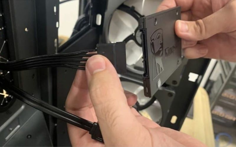 Cắm cáp dữ liệu SATA vào cổng kết nối trên SSD