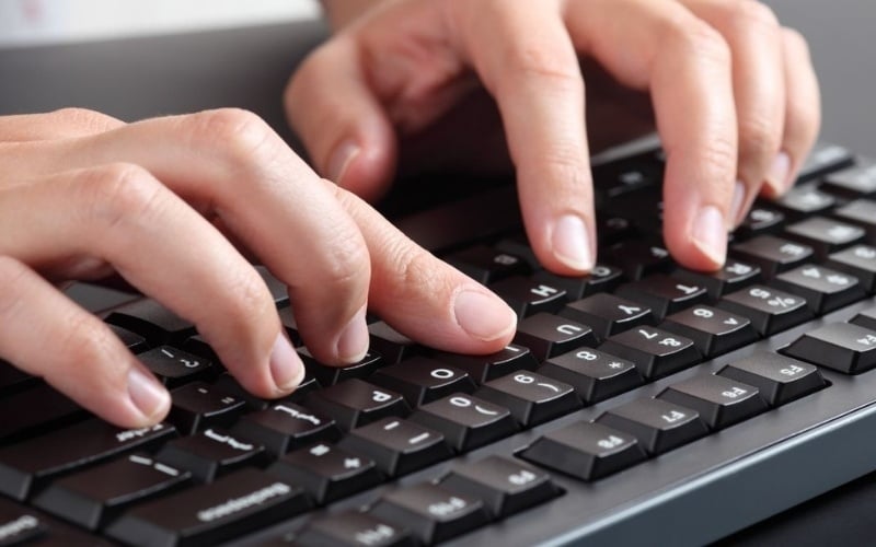 Thả lỏng hoàn toàn cổ tay, không nên tì quá mạnh xuống cạnh bàn