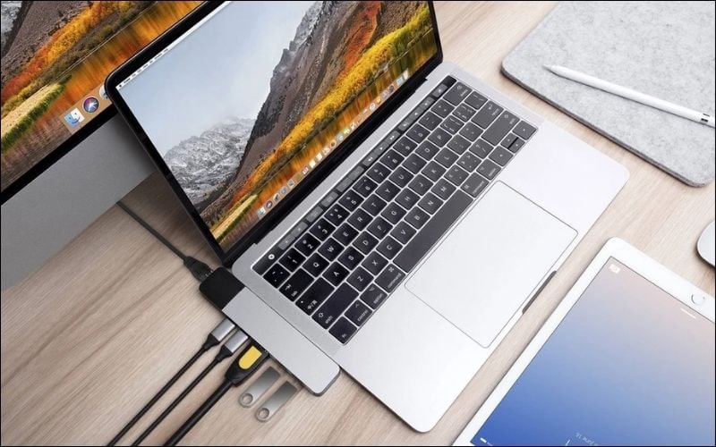 Chuẩn bị Hub chuyển đổi để kết nối hai laptop mỏng nhẹ