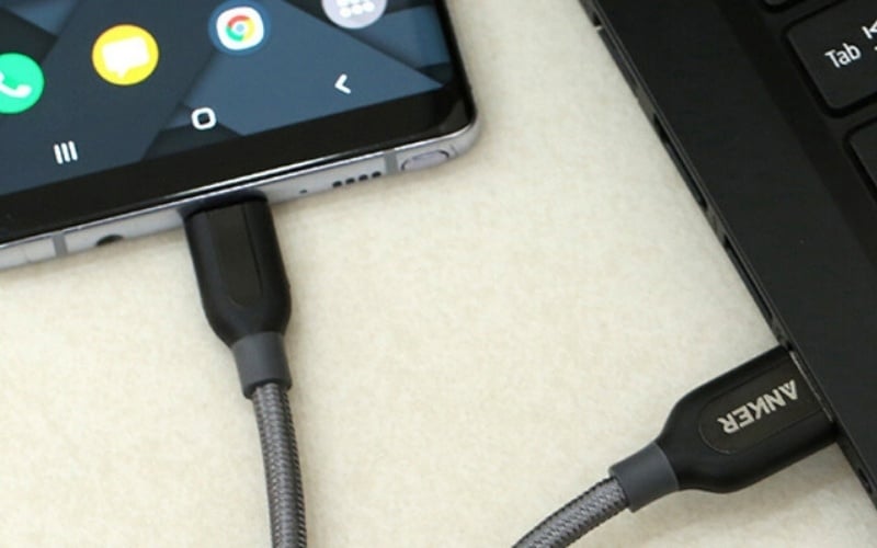 Cắm cáp USB hỗ trợ truyền dữ liệu vào điện thoại và laptop