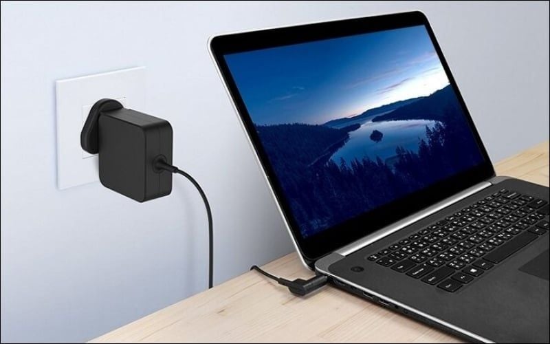 Cắm sạc đầy pin laptop và duy trì sạc trong 2 giờ