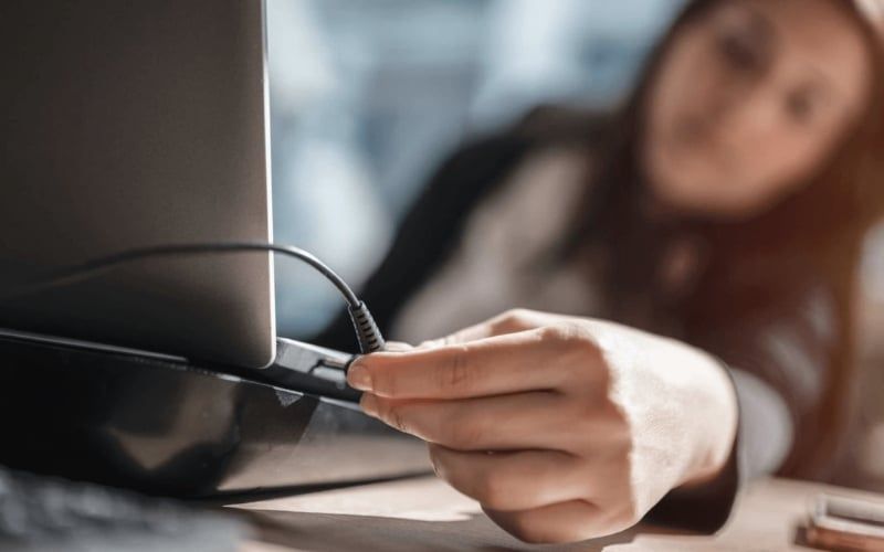 Rút sạc và sử dụng laptop cho đến khi máy tự động tắt nguồn