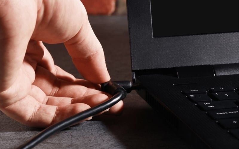 Cắm sạc liên tục và không mở nguồn cho đến khi sạc đầy 100%