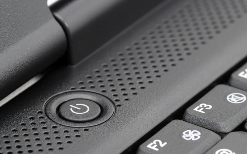 Buộc tắt máy bằng nút nguồn, sau đó khởi động lại