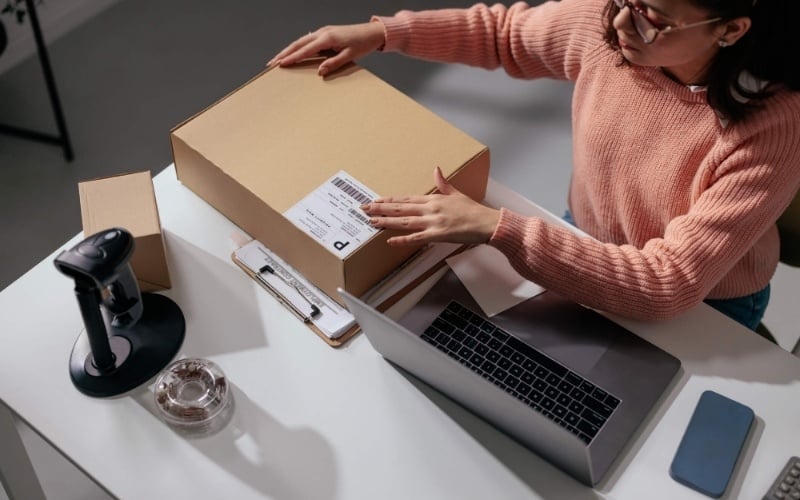 Kiểm tra vỏ hộp và tem niêm phong (Seal)