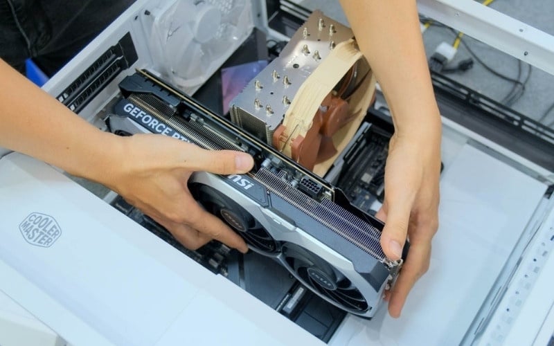 Nếu cảm thấy bị cấn khi lắp, hãy kiểm tra lại vị trí thay vì cố gắng ấn mạnh