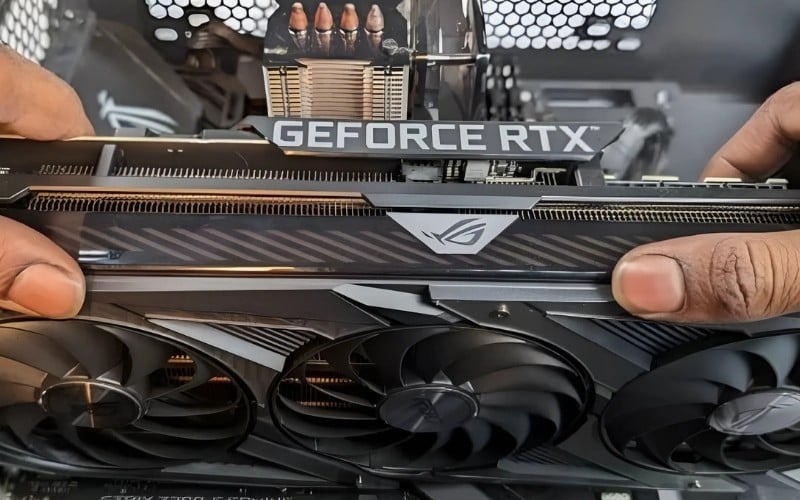 Từ từ kéo thẳng card màn hình ra khỏi khe