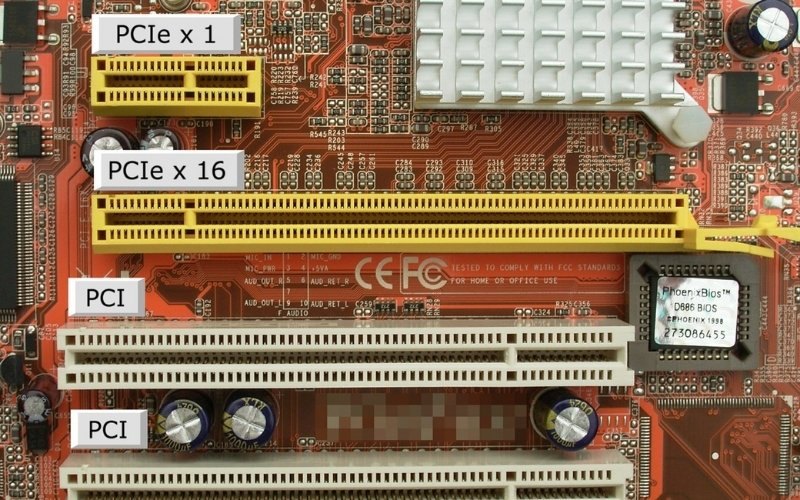 Lắp card màn hình vào khe PCIe x16