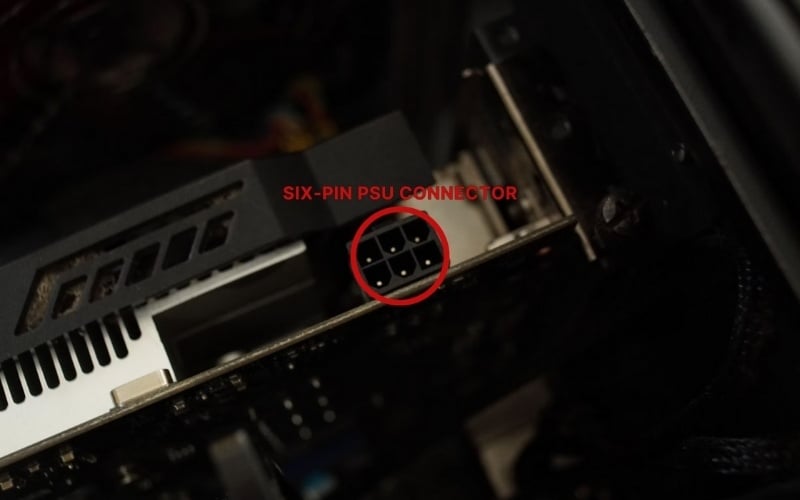 Tìm các đầu cắm PCIe 6-pin hoặc 8-pin từ bộ nguồn và cắm chặt vào các cổng tương ứng trên card