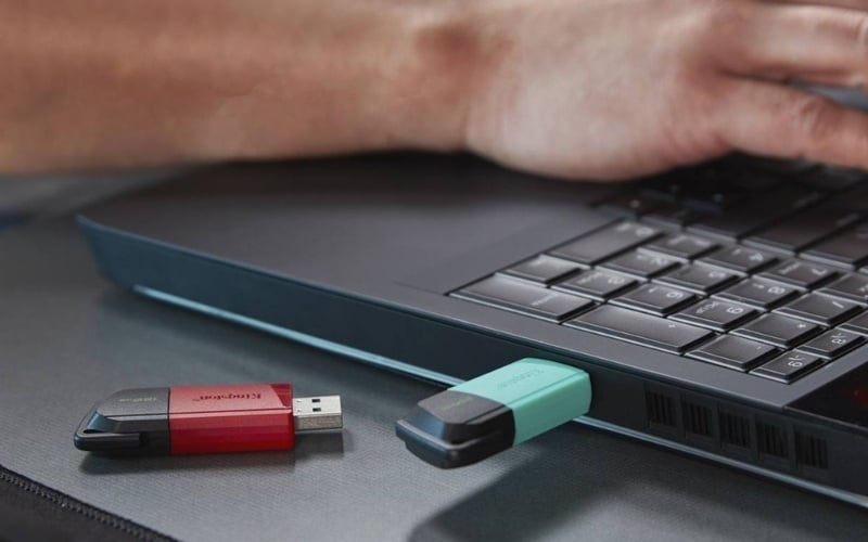 Boot từ USB là khởi động máy vào môi trường khác, để mở thư mục và chép file ra ổ khác